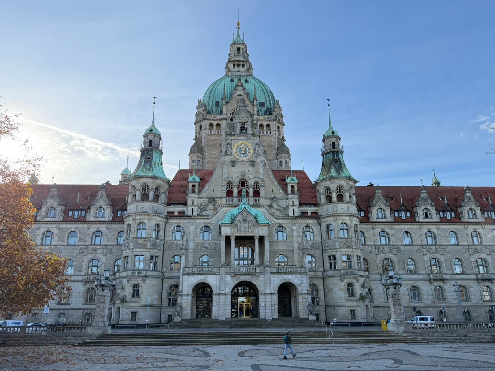 Das Neue Rathaus in Hannover mit Kuppel und Sandsteinfassade vom Trammplatz aus