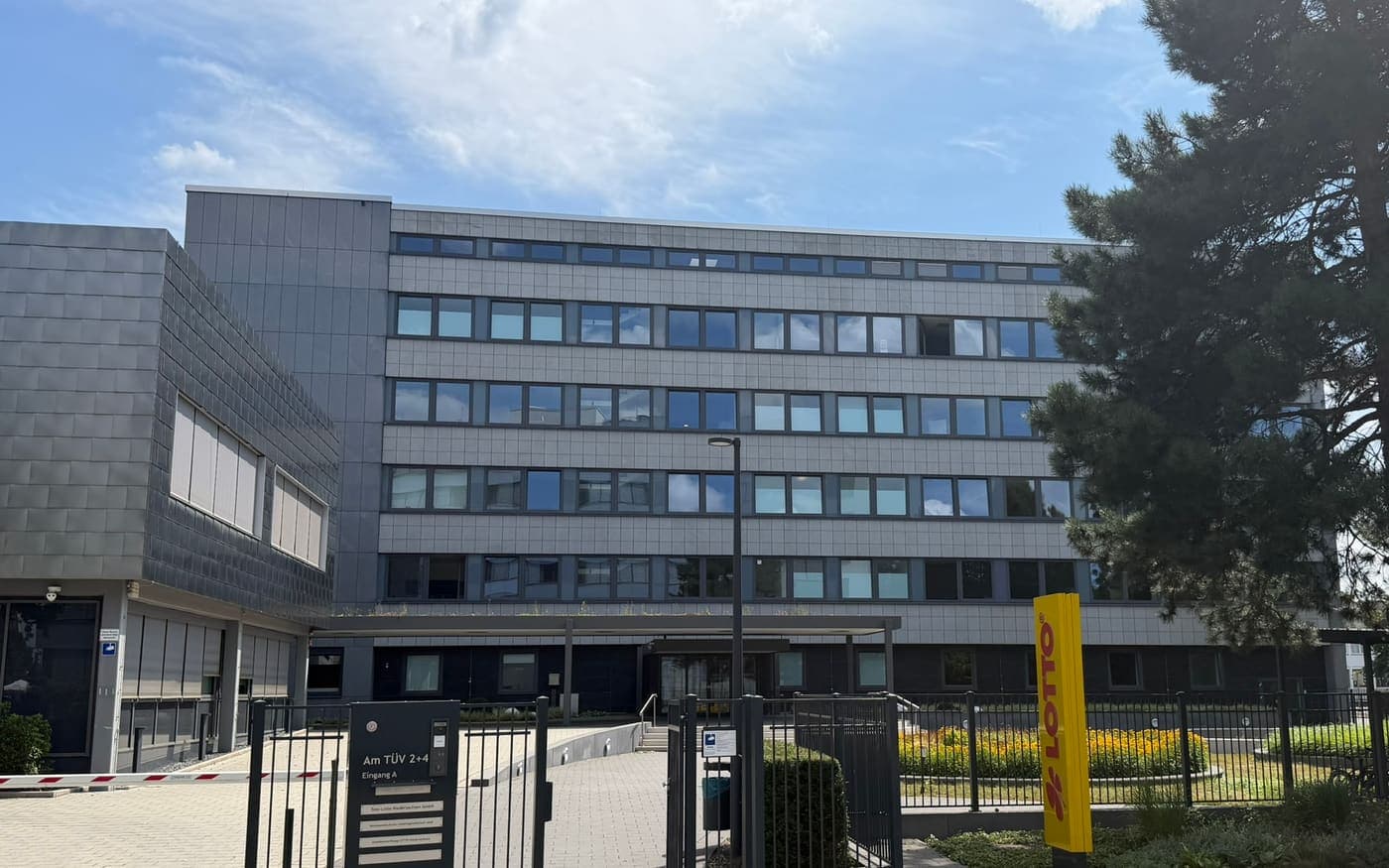Verwaltungsgebäude der Toto-Lotto Niedersachsen GmbH in Hannover mit Lotto-Stele am Eingang