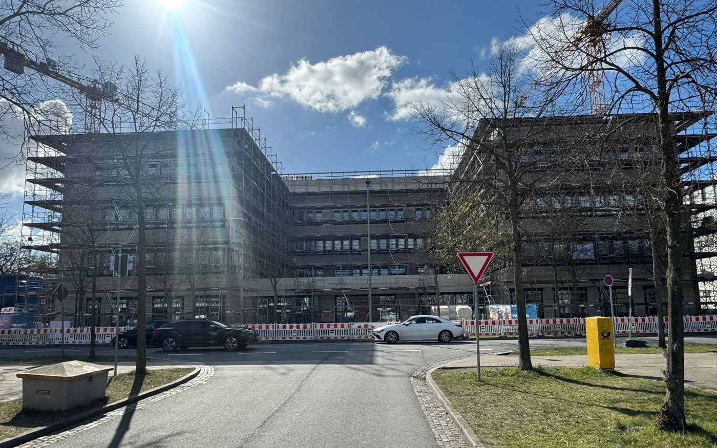 Bürogebäude in der Bauphase mit Gerüst und Kran — Zeitpunkt, in dem die Gebäudetechnik eingebaut wird