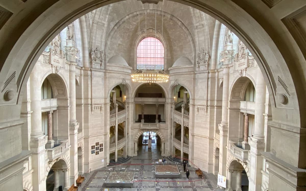 Kuppelhalle des Neuen Rathauses Hannover — Sonderbau mit Publikumsverkehr und langen Rettungswegen