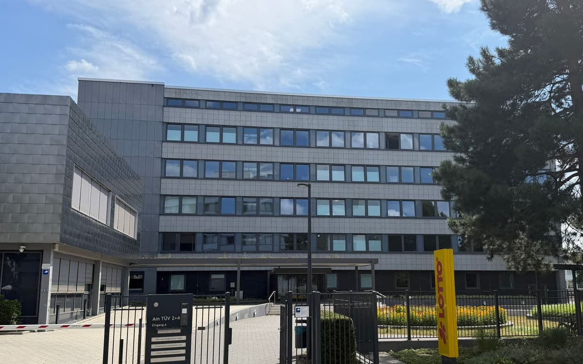 Verwaltungsgebäude der Toto-Lotto Niedersachsen GmbH in Hannover mit Lotto-Stele am Eingang